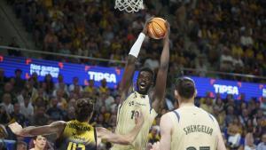 Youssoupha Fall captura un rebote  ante Aaron Doornekamp.