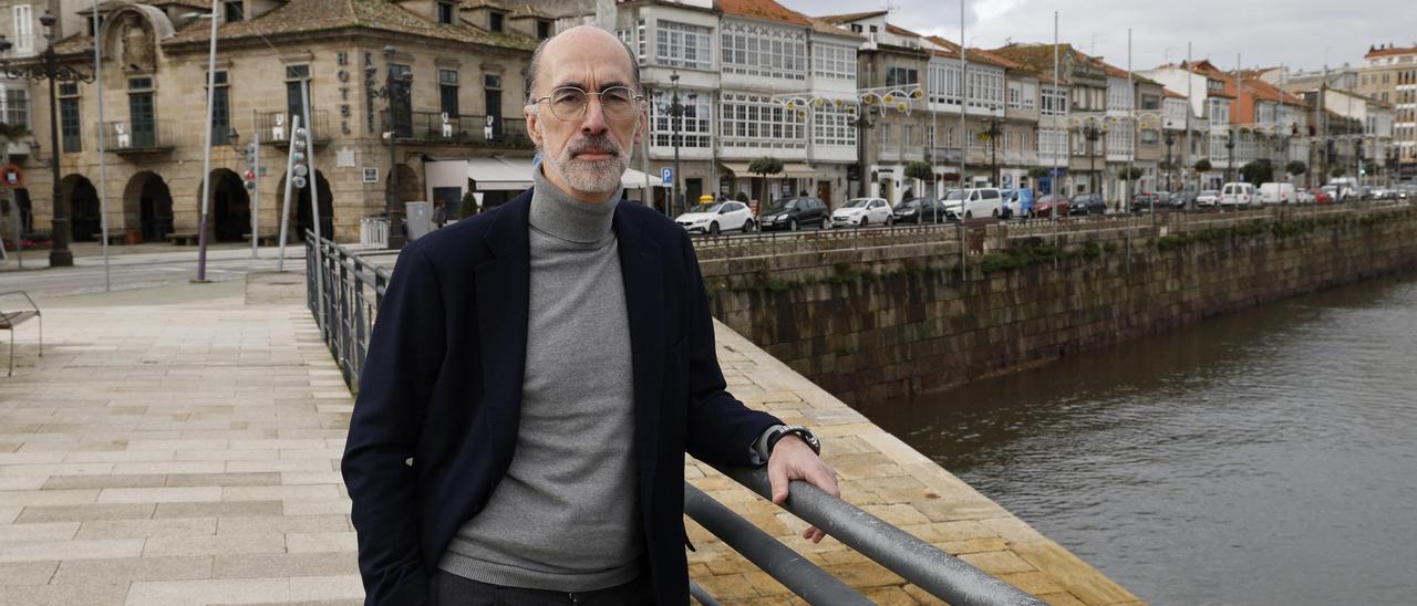 Jesús Vázquez Almuiña, en el paseo de Baiona