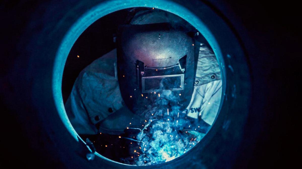 Operario realizando trabajos de soldadura en un buque.