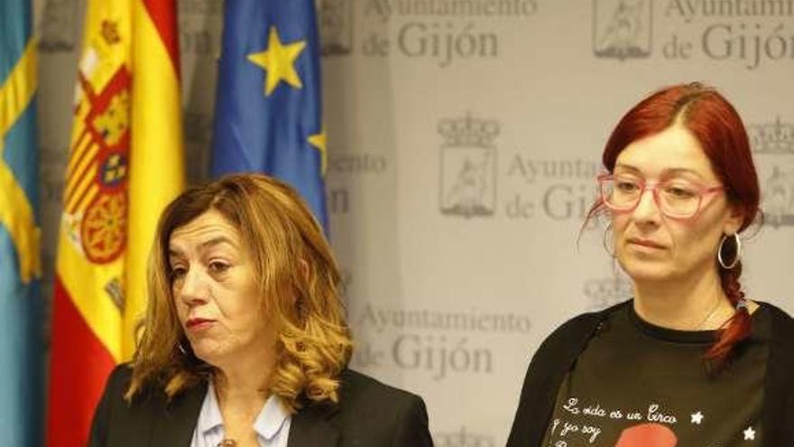 Rosa Espiño y Estefanía Puente, en el Ayuntamiento de Gijón.