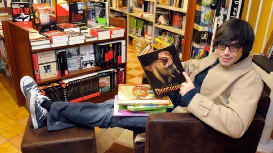 Luis Piedrahita en la librería Molist. / VÍCTOR ECHAVE