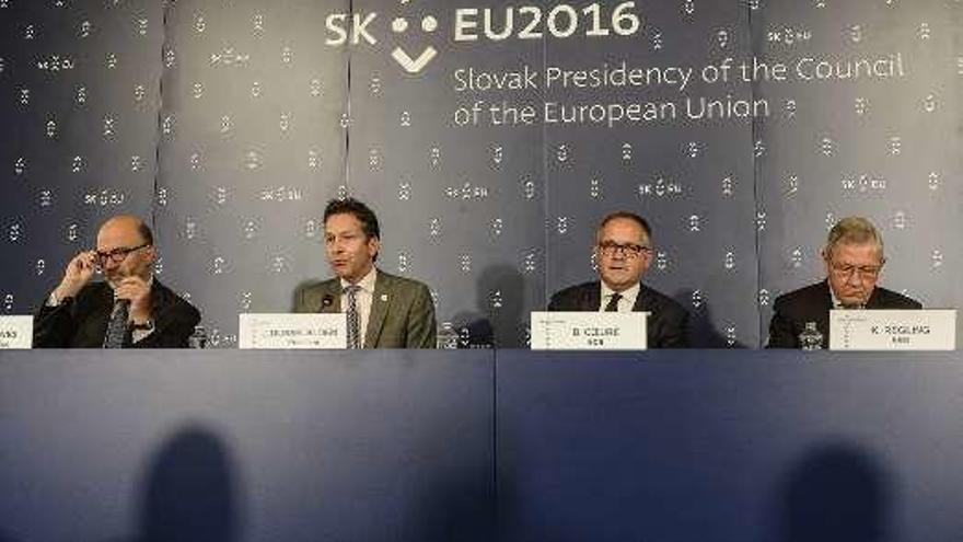 Por la izquierda, Pierre Moscovici, Jeroen Dijsselbloem y Benoît Coeure. // Efe