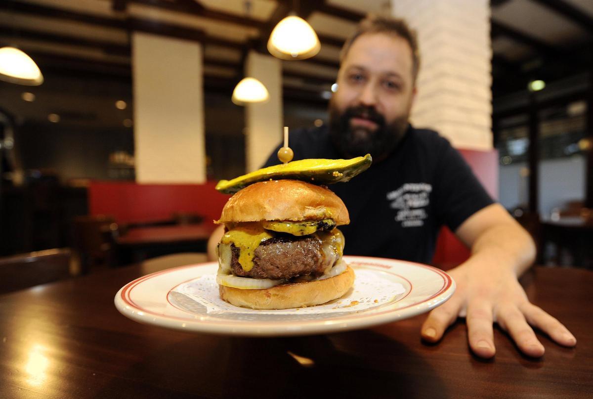 Gonzalo Pose muestra "Tribeca Tavern", una hamburguesa "elegante y neoyorquina".