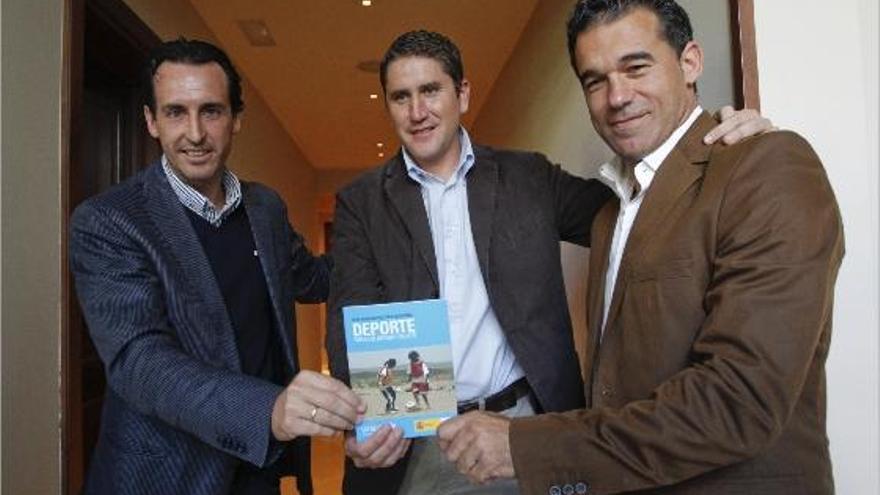 Emery, Garrido y García Plaza posan con la guía que presentó ayer Unicef en Valencia.