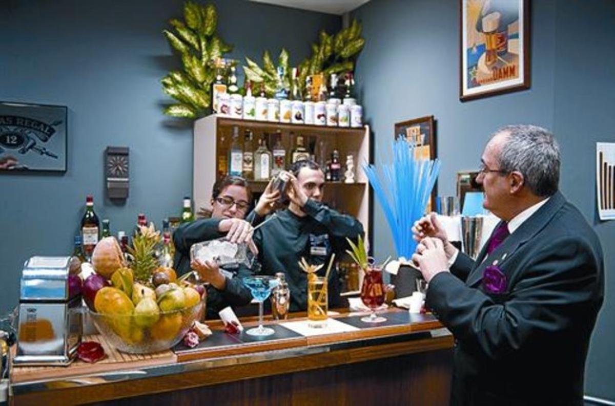 Formació 8 Dos alumnes i un professor, en un curs de l’Escola Superior d’Hostaleria.