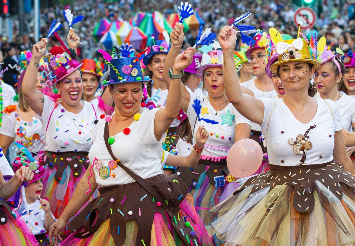 HOGUERAS 2022 | Desfile del Ninot en las calles de Alicante