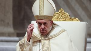 El papa Francisco presidiendo una misa en la basílica de San Pedro en El Vaticano.