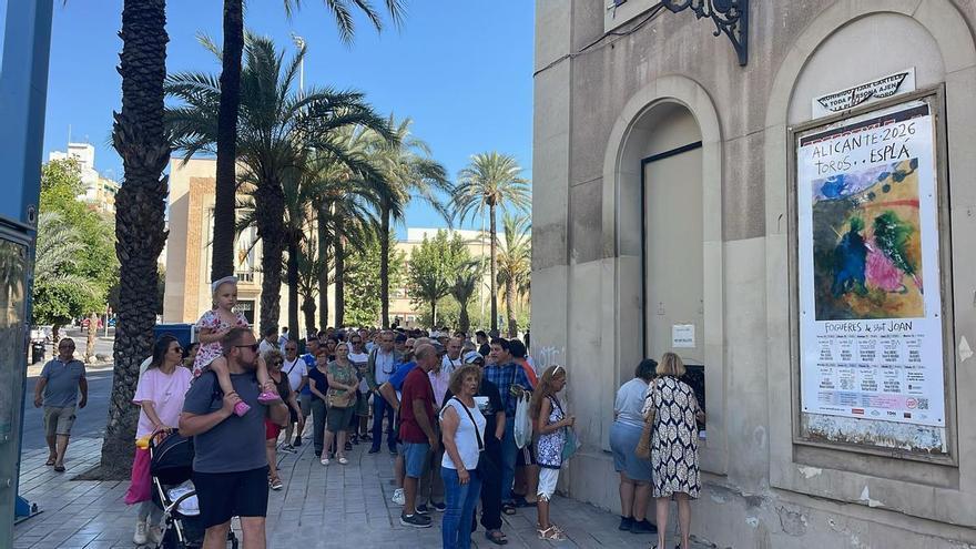 Largas colas en la plaza de toros de Alicante para comprar e