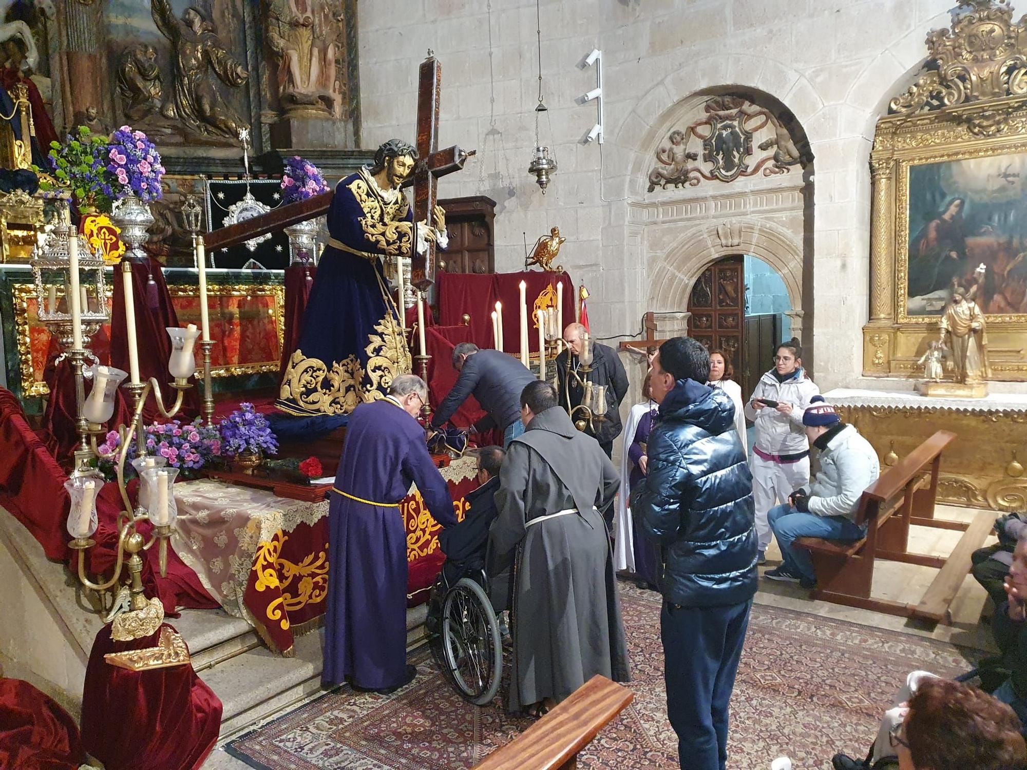 Imágenes del besapié del Nazareno en Cáceres