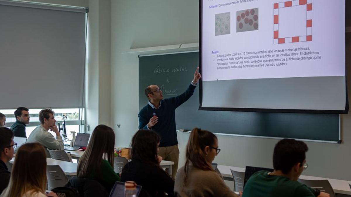 Clase de didáctica de las matemáticas en el facultad de magisterio de la Universitat de València.