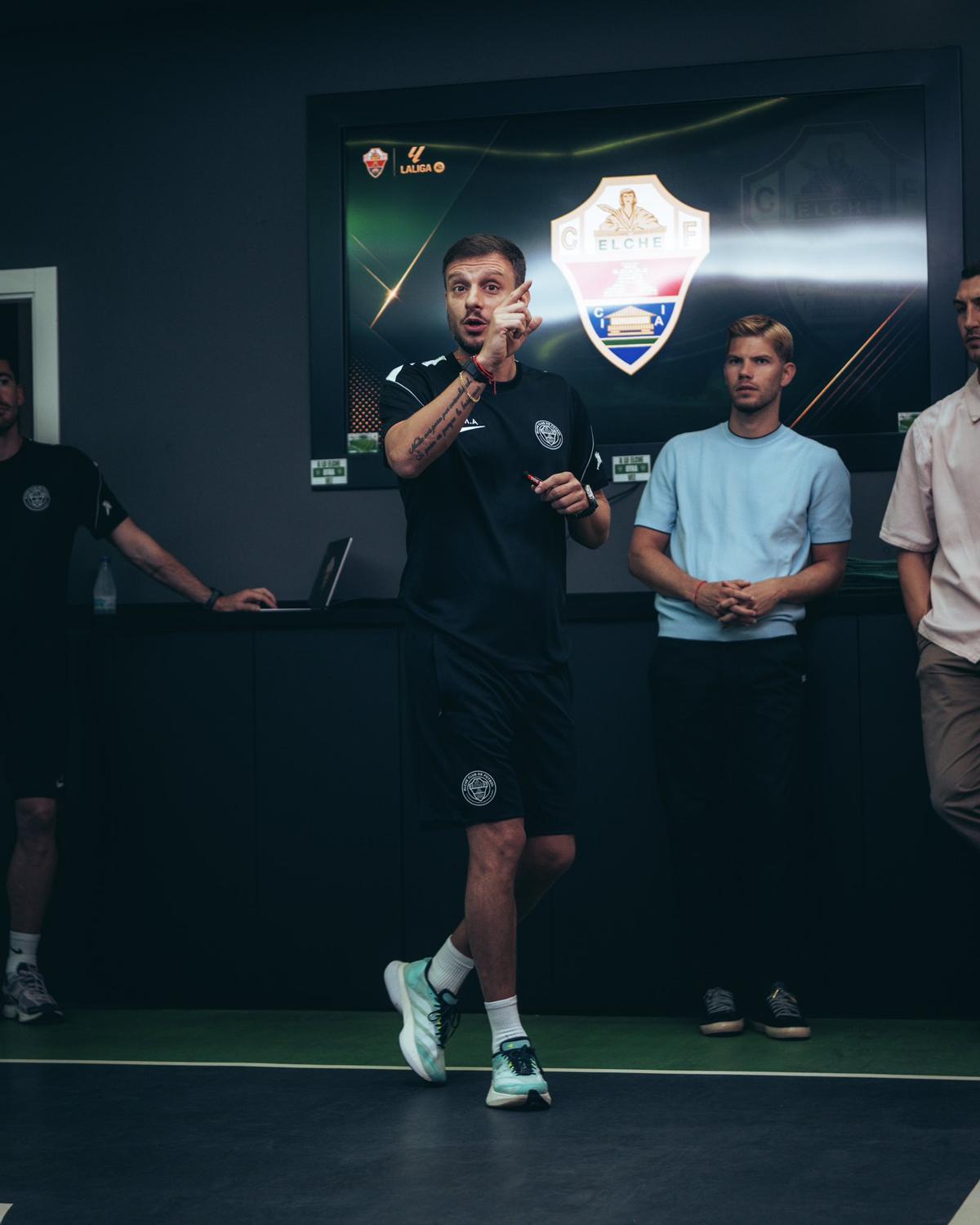 Martín Anselmi da su primera charla a los jugadores del Elche