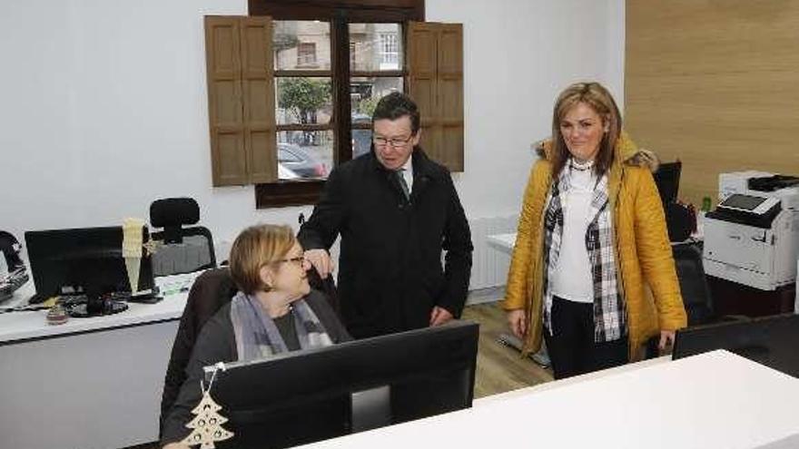 Carlos López y Digna Rivas, ayer, en las nuevas oficinas. // Alba Villar