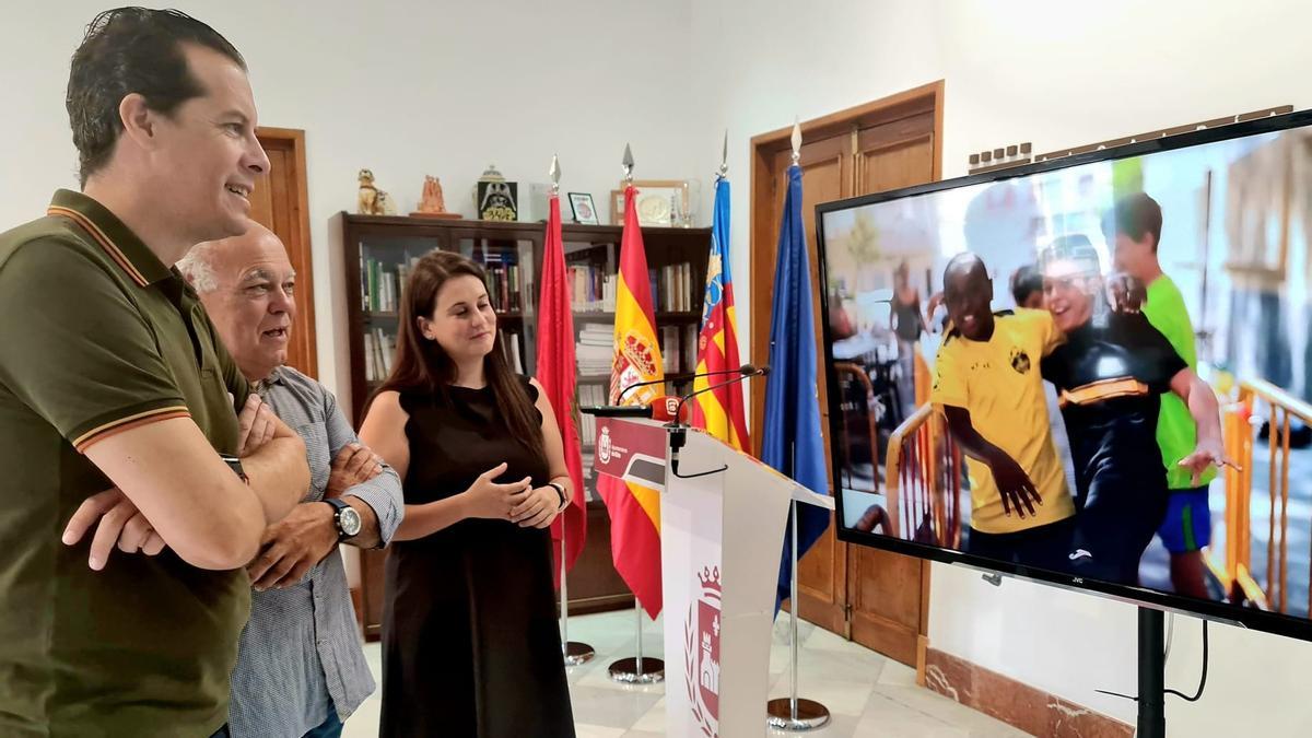 El alcalde, el presidente de la Cofradía de los Santos Patronos y la concejala de Fiestas presentando el vídeo promocional.
