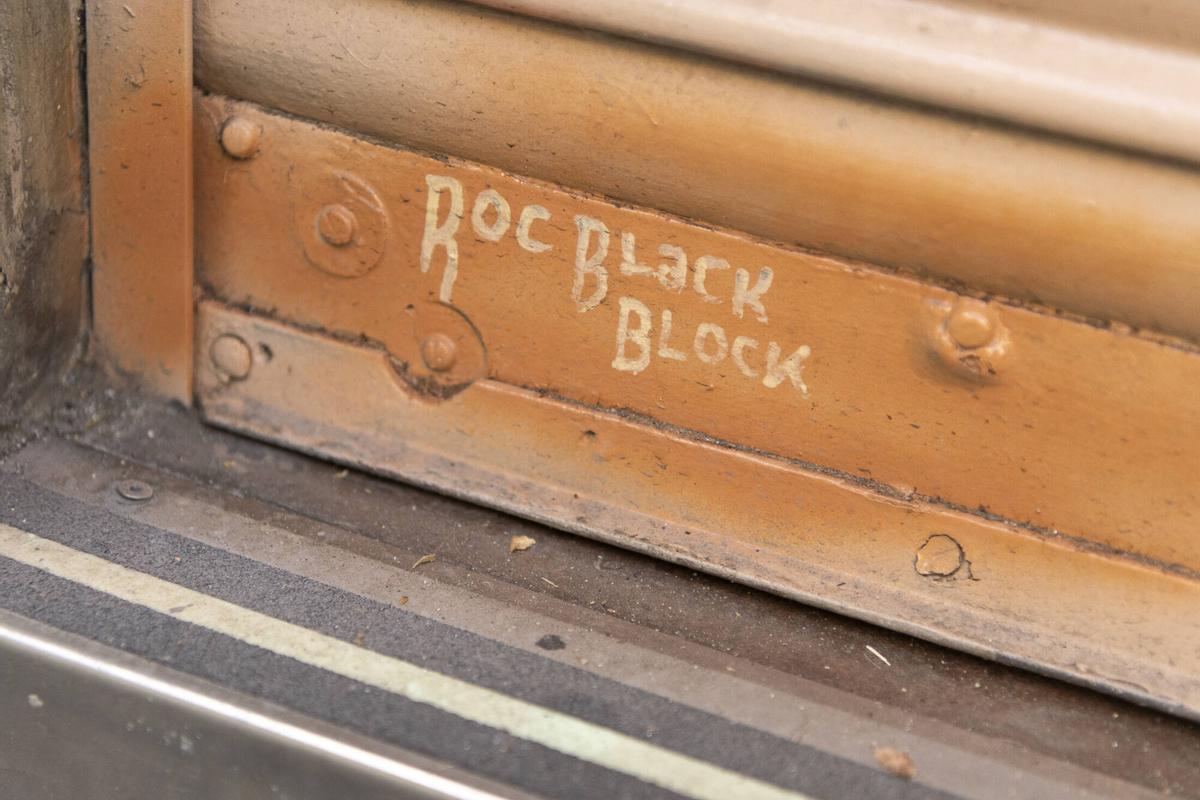 Firma del artista Roc Blackblock en la persiana de la Mercería Mariona. Barcelona, 11 de agosto de 2026. Foto: Belén González / EP