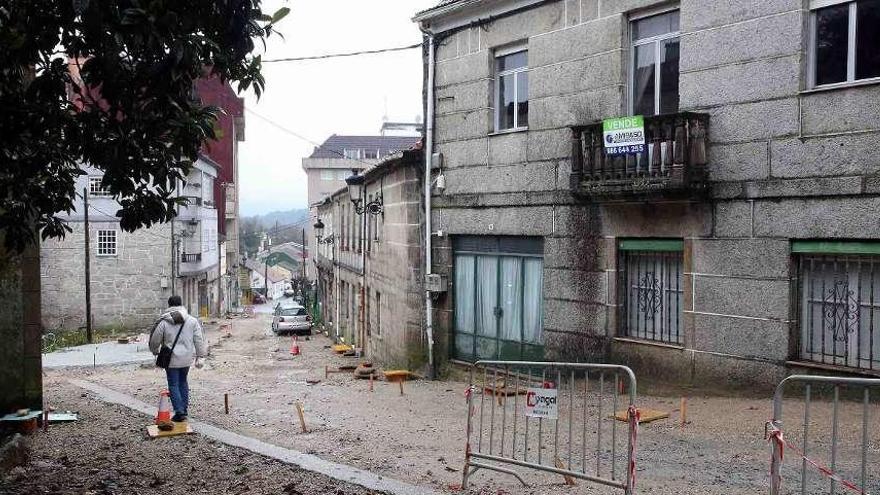 Obras de la calle San Roque inacabadas y paralizadas, ayer, en Ponteareas. // Alfredo Hernández