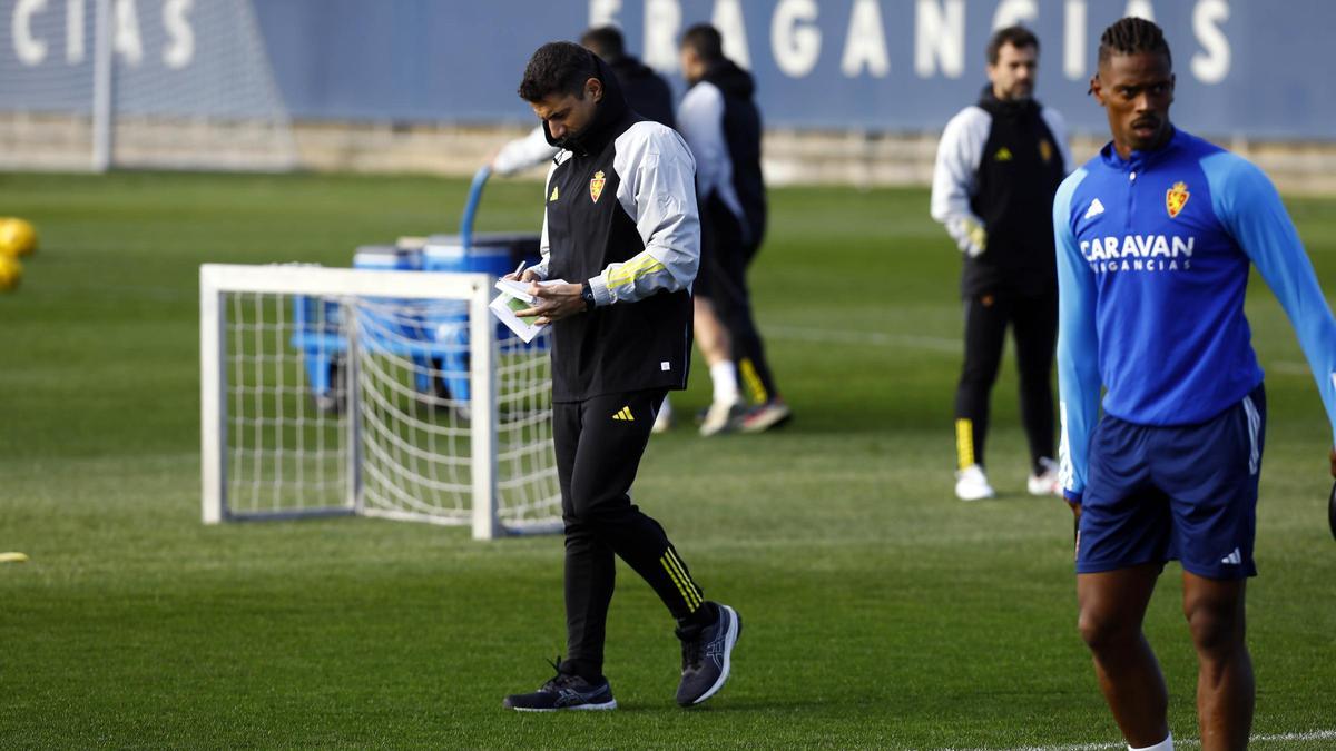 Velázquez toma notas durante un entrenamiento ante la presencia de Jair.