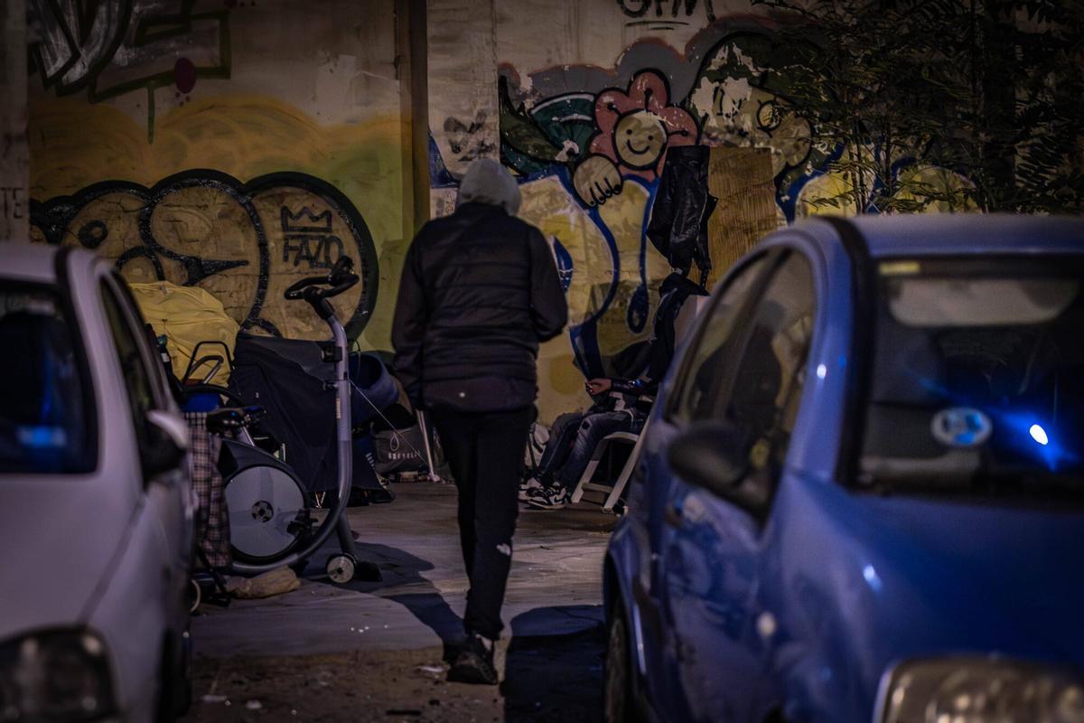 Barcelona 3/12/2025 Sociedad Recuento de personas sin hogar por parte de Arrels. - Baix Guinardó. AUTOR: JORDI OTIX