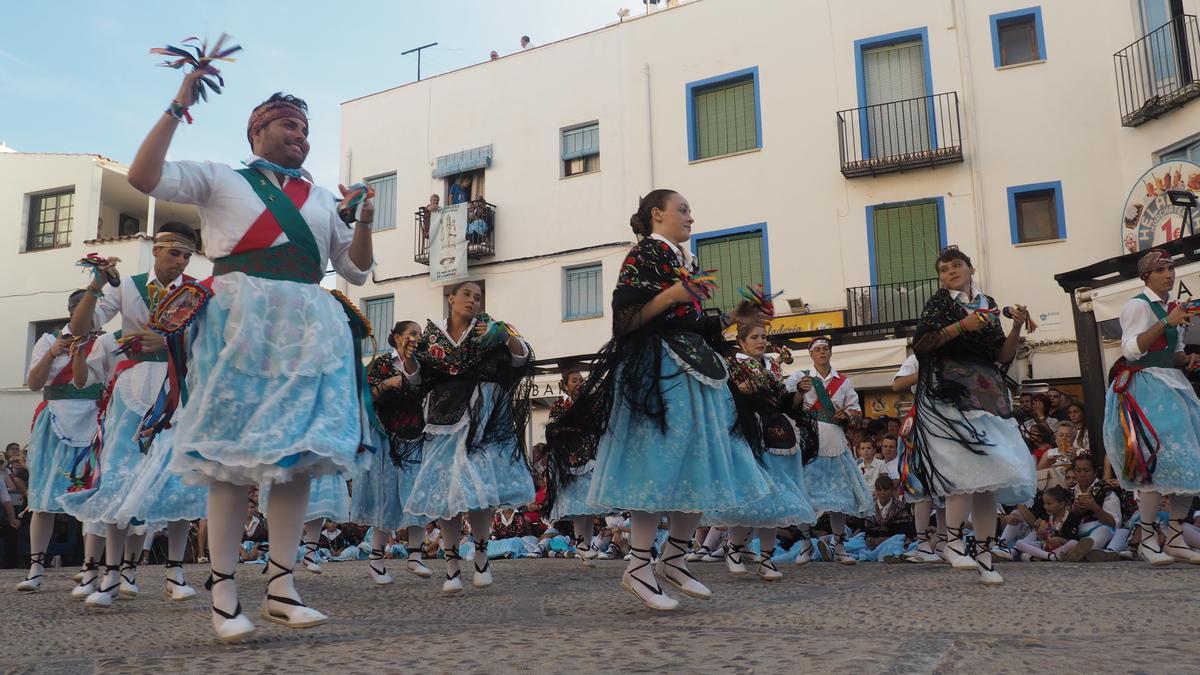 Las populares danzas son uno de los principales atractivos de las fiestas.