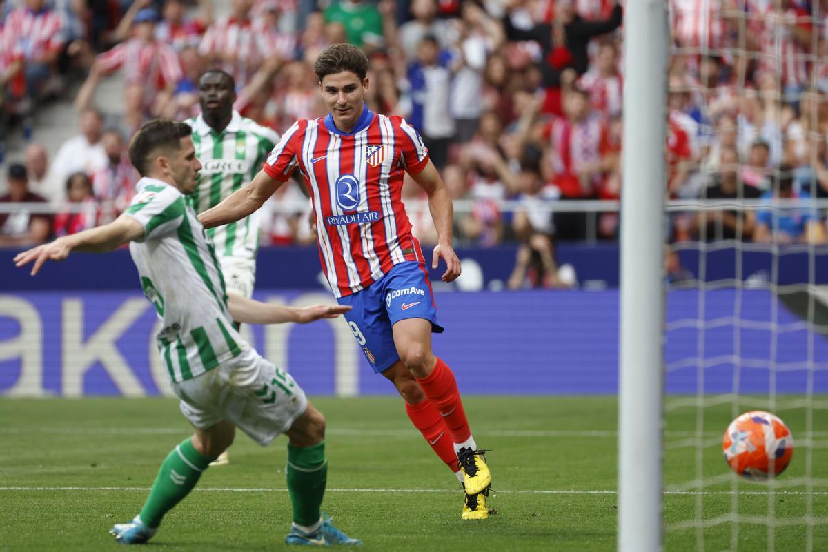 Julián Álvarez en un partido de Liga contra el Real Betis la pasada temporada.