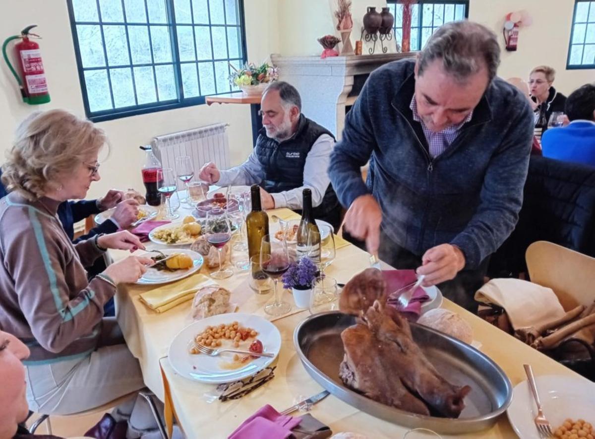 Jesús Fernández, de Alperiz, parte unha cacheira.
