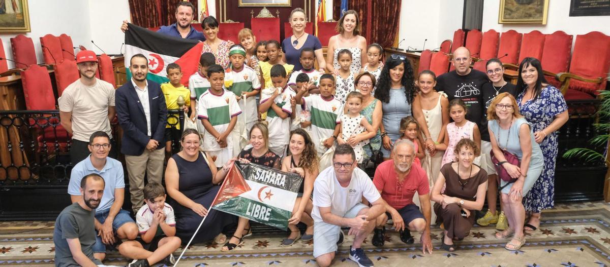 Integrantes de la Asociación de Ayuda al  Pueblo Saharaui, familias de acogida y niños, durante el acto de recepción en el Ayuntamiento. | ÁXEL ÁLVAREZ