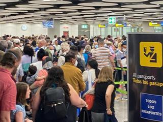 Iberia denuncia que 15.000 pasajeros han perdido su avión por el caos en el control policial de Barajas