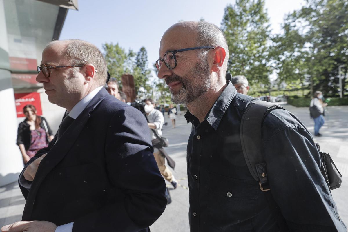 El empresario castellonense y hermano del president de la Generalitat Francis Puig( a la dcha de la imagen, acompañado por su abogado Javier Falomir) a su llegada a la Ciudad de la Justicia de valencia, donde declara como investigado ante el Juzgado de Instrucción número 4 en el marco de una causa abierta, tras una denuncia del PP, por un supuesto fraude de subvenciones concedidas por la Generalitat, el Gobierno de Aragón y la Generalitat de Cataluña. EFE/ Manuel Bruque El empresario castellonense y hermano del president de la Generalitat Francis Puig( a la dcha de la imagen, acompañado por su abogado Javier Falomir) a su llegada a la Ciudad de la Justicia de valencia, donde declara como investigado ante el Juzgado de Instrucción número 4 en el marco de una causa abierta, tras una denuncia del PP, por un supuesto fraude de subvenciones concedidas por la Generalitat, el Gobierno de Aragón y la Generalitat de Cataluña. EFE/ Manuel Bruque