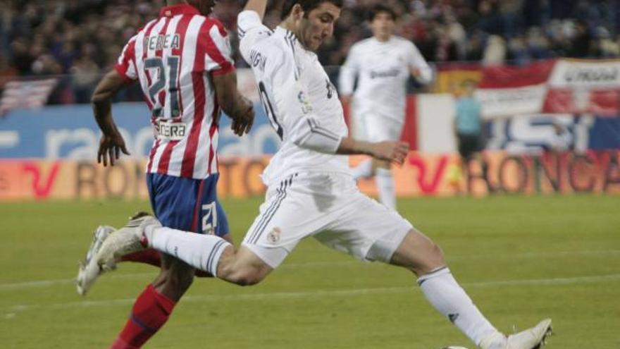 Higuaín dispara tras robarle el balón al atlético Perea para marcar el 0-3 en el minuto 64.