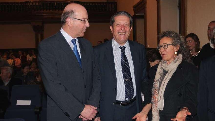 Mayor Zaragoza (c.) con el alcalde, Agustín Fernández, y la edil de Cultura, Ana Garrido, en el Liceo. // I. O.