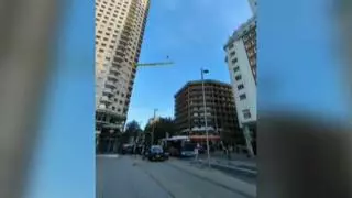 Una activista de Greenpeace camina sobre una cuerda a 30 metros de altura en la plaza de España de Madrid