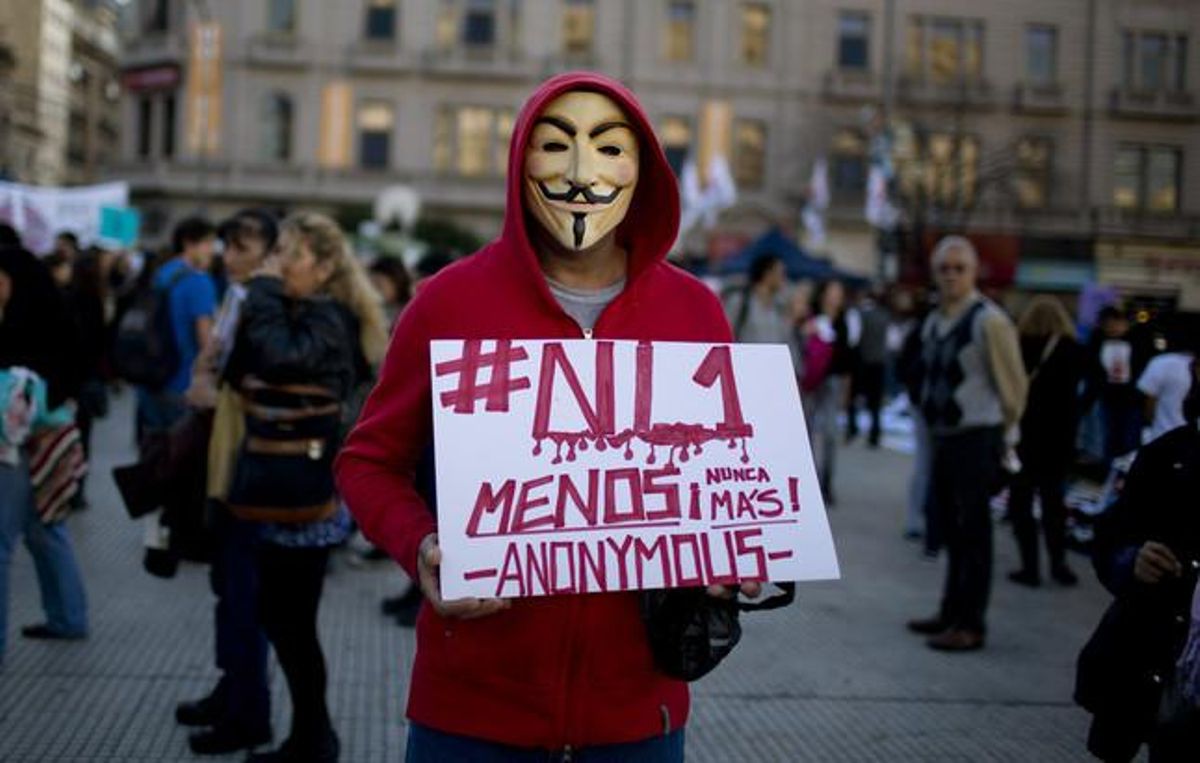 Milers de persones es van manifestar als voltants de la Plaza del Congreso argentí a Buenos Aires durant una manifestació sota el lema Ni una menys per rebutjar els feminicidis.