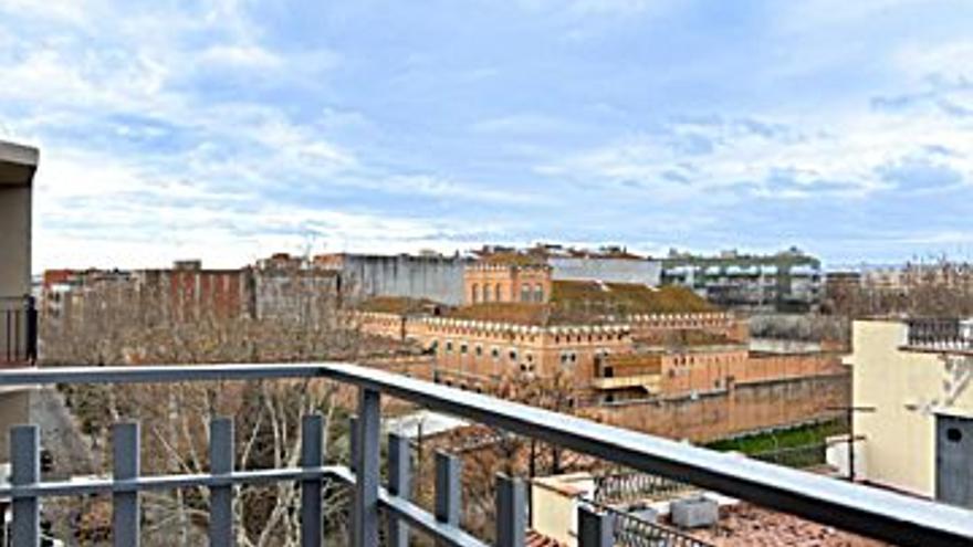 89.000 € Venta de piso en Creu de la Mà-Rally Sud (Figueres) 87 m2, 3 habitaciones, 1 baño, 1.023 €/m2, 4 Planta...