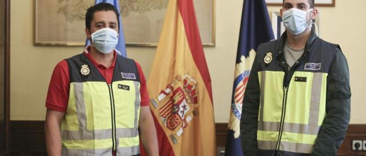 Vídeo: "No piensas en el peligro", dicen los policías que salvaron a una mujer en Los Prados