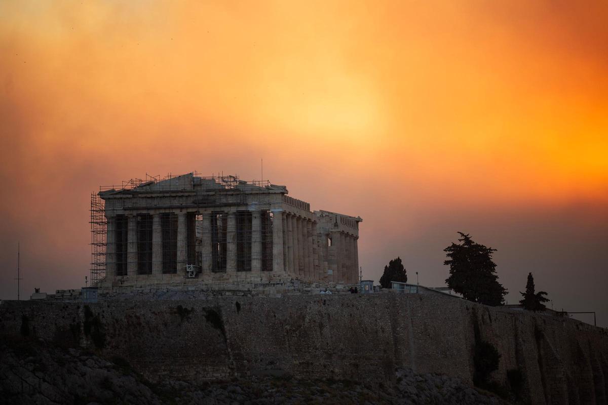 Dos grandes incencios cerca de Atenas obligan a evacuar a miles de personas