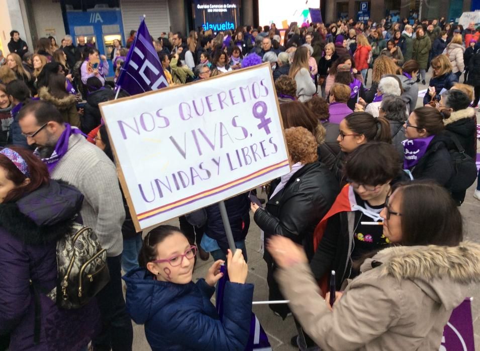 Multitudinaria participación en la marcha que ha recorrido las calles de la ciudad para denunciar las desigualdades y violencias que, en pleno siglo XXI, aún padecen las mujeres.