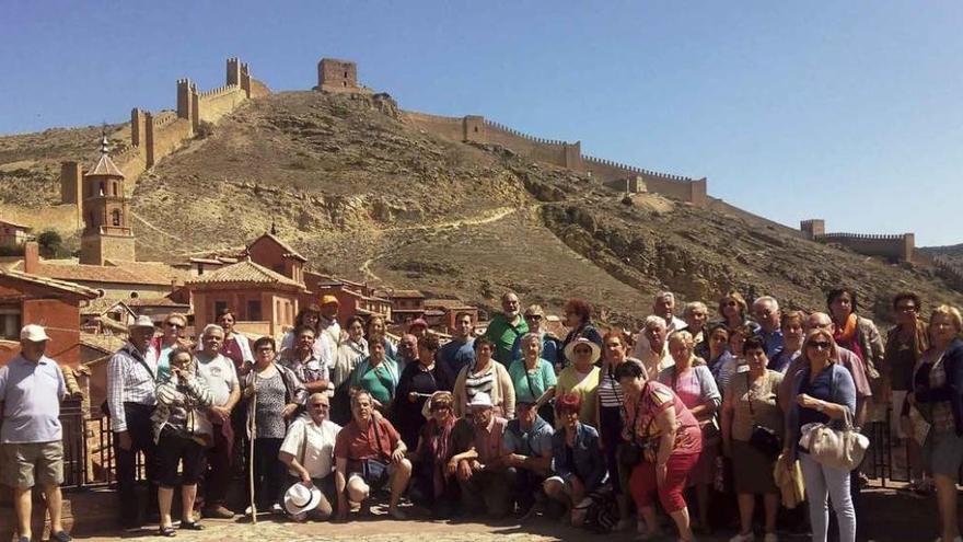 Posando con la fortificación de Albarracín al fondo.