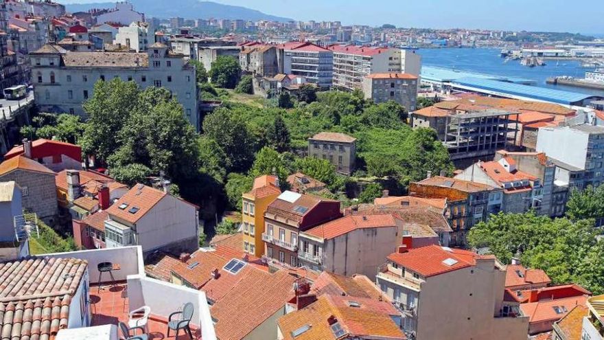 Vista del Barrio do Cura, entre el Paseo de Alfonso y la ribera de O Berbés. // Marta G. Brea