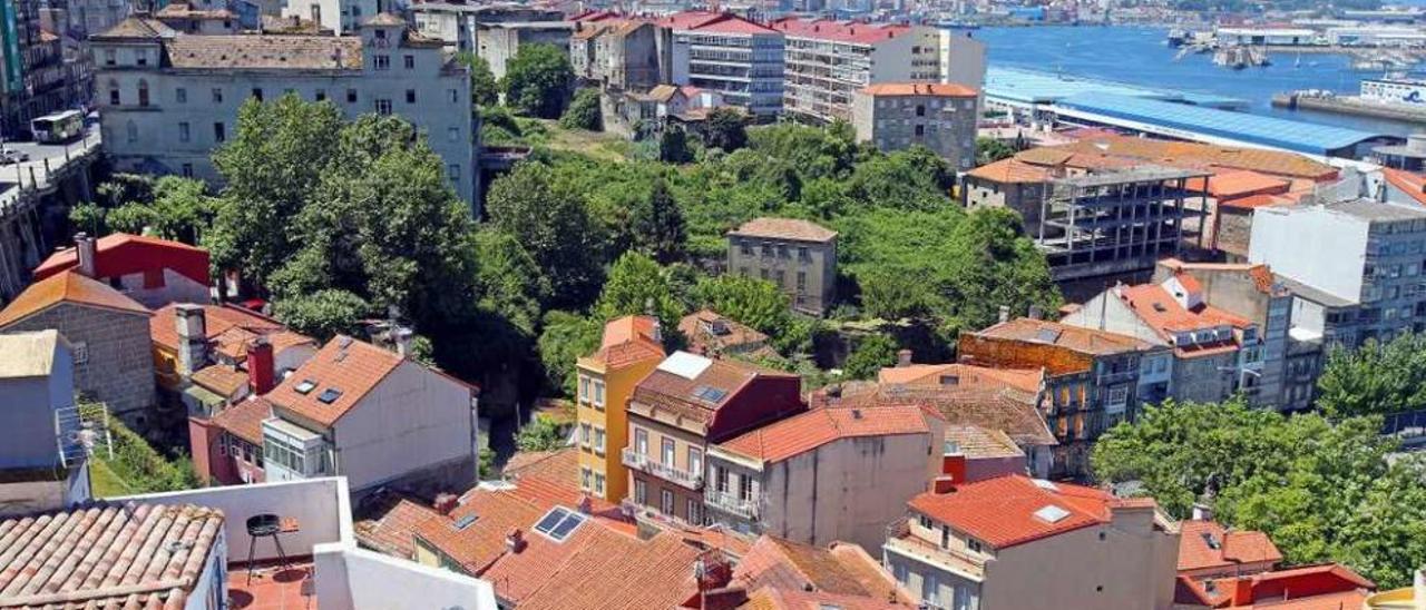 Vista del Barrio do Cura, entre el Paseo de Alfonso y la ribera de O Berbés. // Marta G. Brea