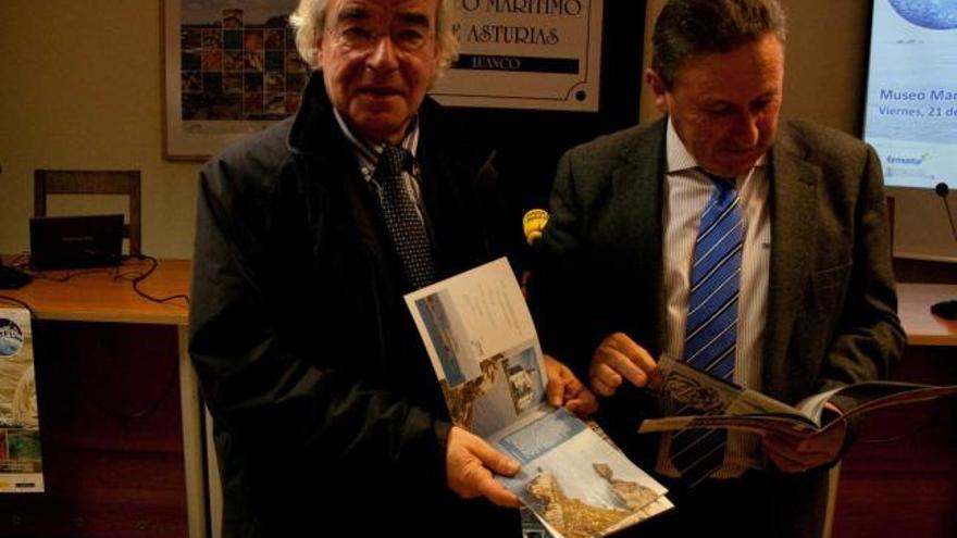 Alberto Vizcaíno y Ramón Artime, ayer, con las nuevas guías de turismo y pesca.