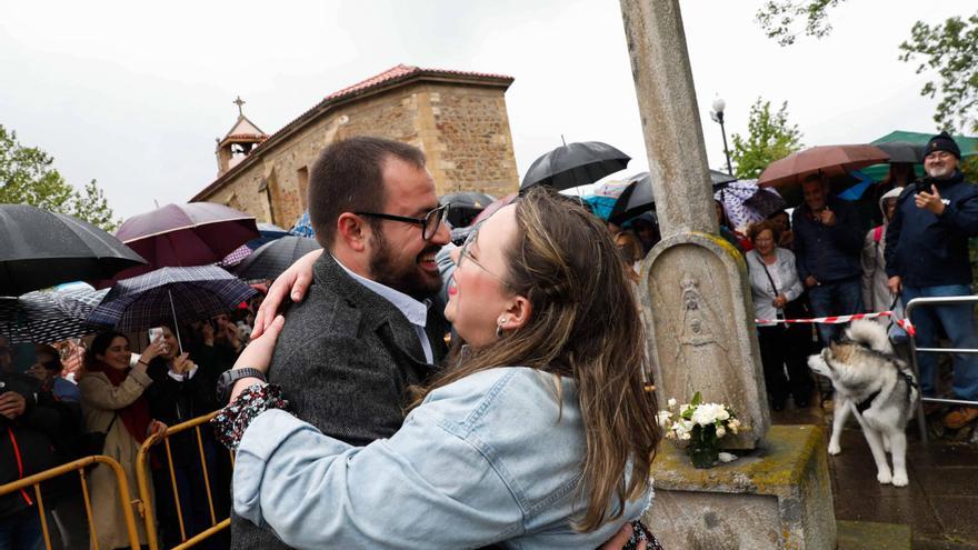 Avilés vuelve a cumplir con el tradicional Rito del Beso: Noelia Galán y Sergio Fernández se quedán a 70 besos del récord