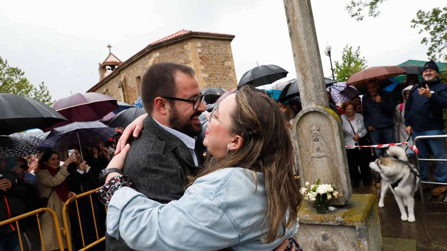 Avilés vuelve a cumplir con el tradicional Rito del Beso: Noelia Galán y Sergio Fernández se ponen a 70 en La Luz