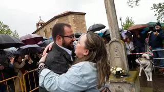 Avilés vuelve a cumplir con el tradicional Rito del Beso: Noelia Galán y Sergio Fernández se ponen a 70 en La Luz
