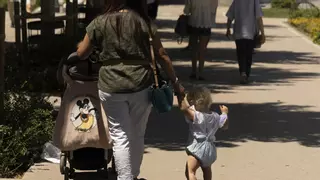 Las madres extranjeras amortiguan el desplome de la fecundidad en Catalunya, en mínimos históricos