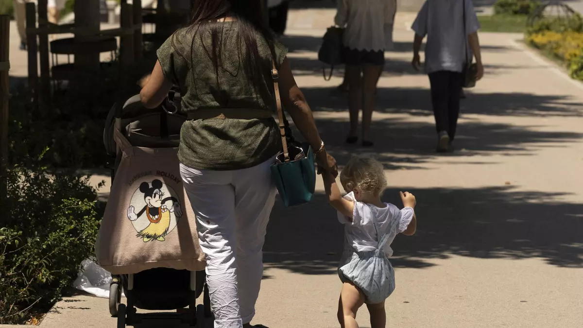Las madres extranjeras amortiguan el desplome de la fecundidad en Catalunya, en mínimos históricos