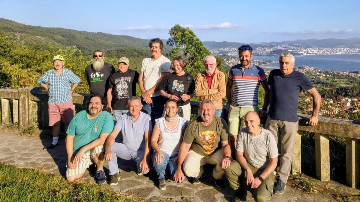 Integrantes de la plataforma «Eólicos no Morrazo non» en el mirador de A Fraga.