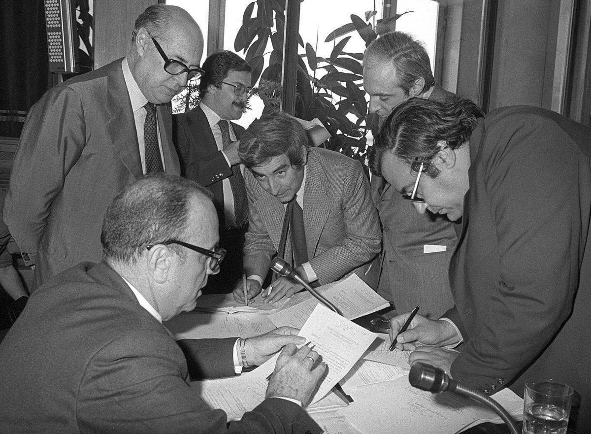 MD04. MADRID, 27/07/07.- Fotografía de archivo, tomada el 13 de junio de 1978, del político Gabriel Cisneros (c), vicepresidente tercero del Congreso, diputado del PP y padre de la Constitución quien ha fallecido hoy a los 66 años de edad de una grave enfermedad. En la imagen, junto a los entonces diputados (i-d): Manuel Fraga; Laureano López Rodó, José Pedro Pérez Llorca y Gregorio Peces Barba durante una de las reuniones de la Comisión Constitucional, en el Congreso de los Diputados. EFE/ARCHIVO/jgv. TRANSICION ESPAÑOLA. LIDERES POLITICOS. CONSTITUCION ESPAÑOLA DE 1978. FOTOS ANTIGUAS