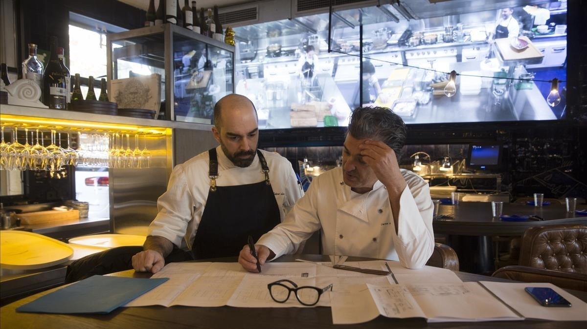fcasals46482882 barcelona 09 01 2019 carles abellan revisa los planos del fu190121124411 fcasals46482882 barcelona 09 01 2019 carles abellan revisa los planos del fu190121124411