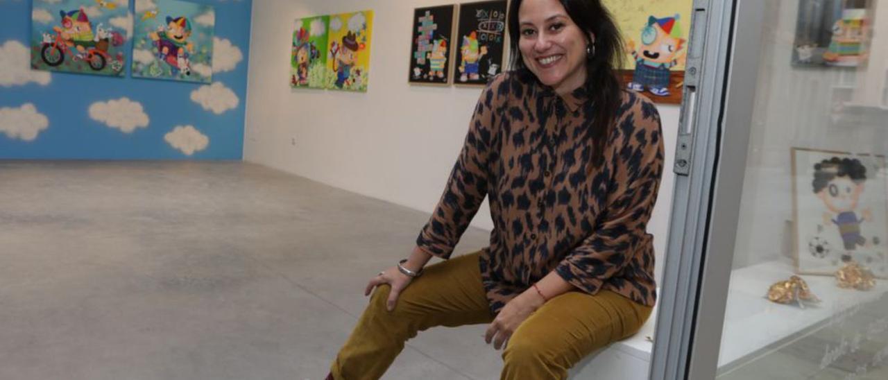 La artista Debbie Reda, ayer, en la exposición de su muestra «Domingo» en la galería Espacio Líquido. | Juan Plaza