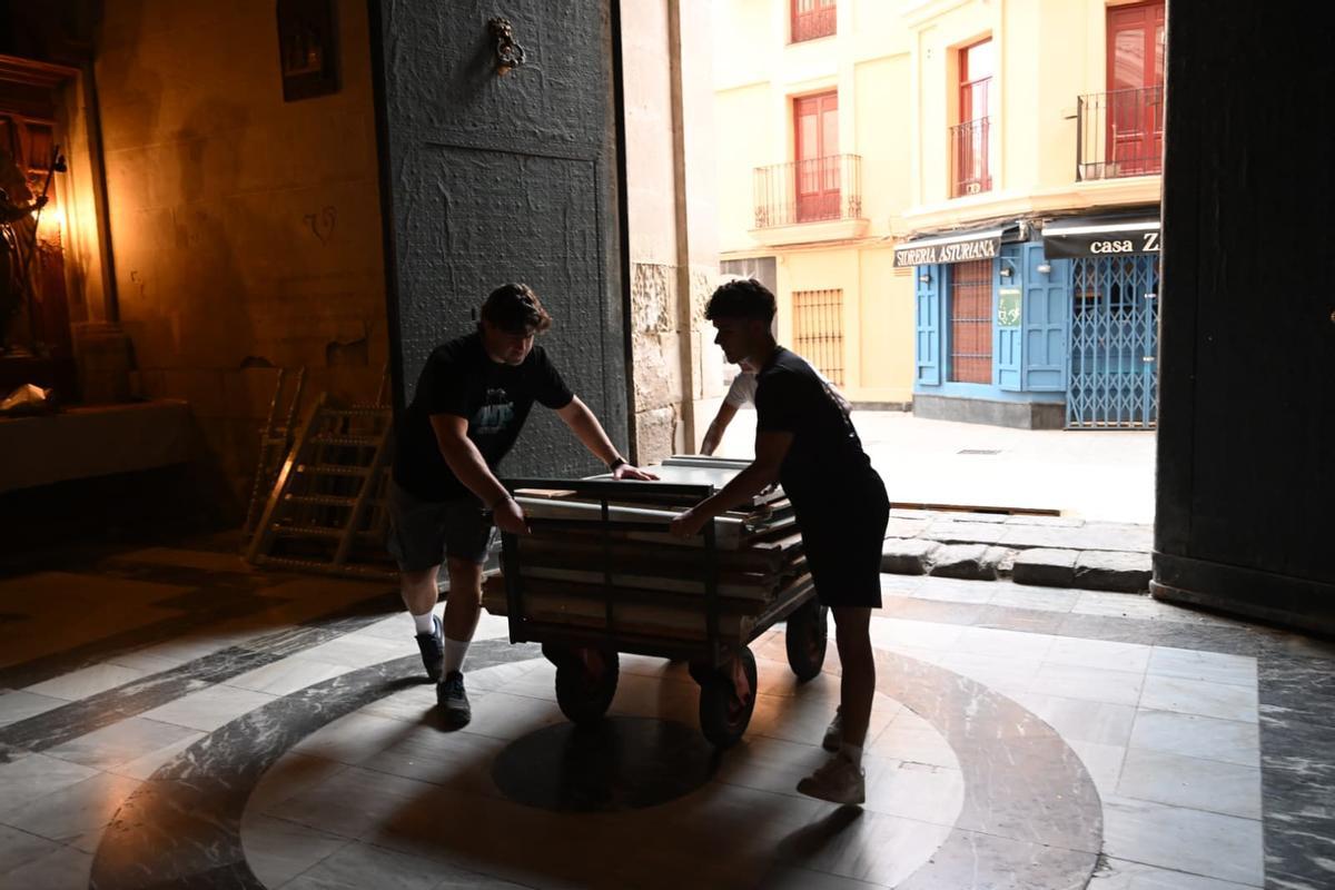 La instalación del Cadafal comenzó este lunes por la tarde en la basílica de Santa María en Elche