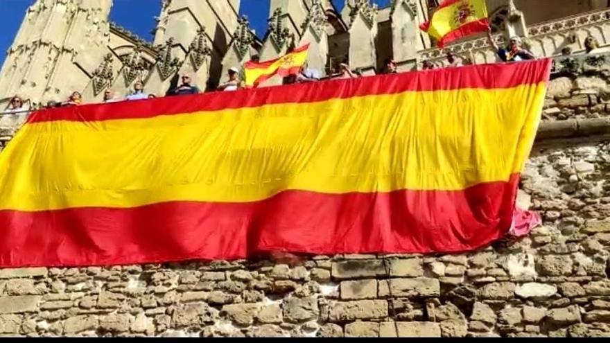 Vox despliega la bandera española en Palma para celebrar el 12 de octubre